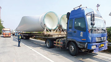 恭城燕子山风电设备因超长运输,高速上被路政暂扣312 / 作者:美丽的梦花 / 帖子ID:106038 恭城燕子山风电设备因超长运输,高速上被路政暂扣312 / 作者:美丽的梦花 / 帖子ID:106038