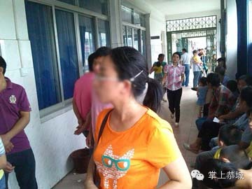 县医院窗口少 患者饿着肚子排长队237 / 作者:@掌上恭城 / 帖子ID:102726