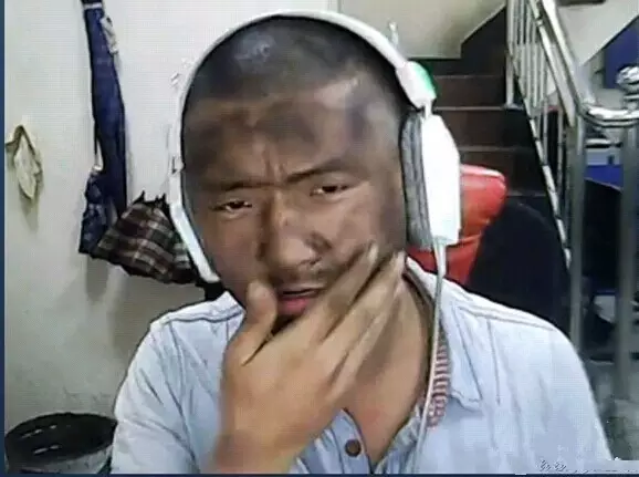 看到两个文盲的QQ聊天记录！笑翻千万人，差点笑怀孕了~～～ 第1张