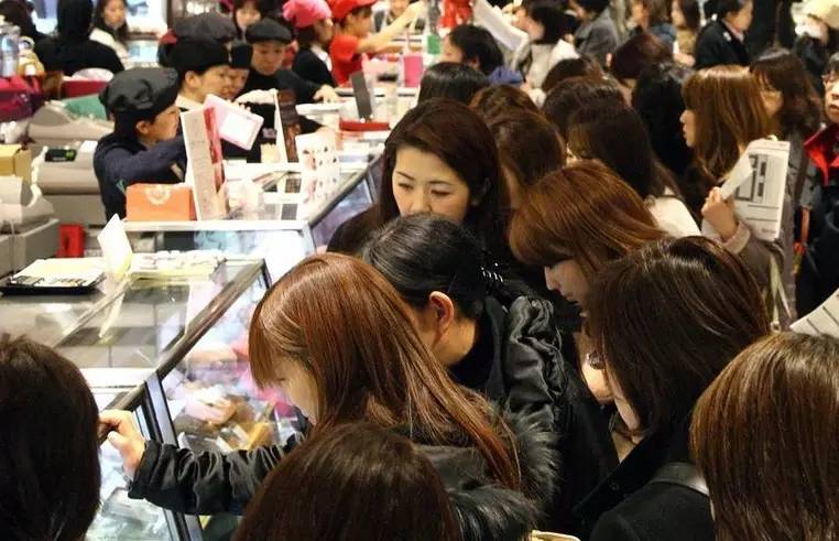 日本女性情人节为男性抢购巧克力：搞得鼻青脸肿