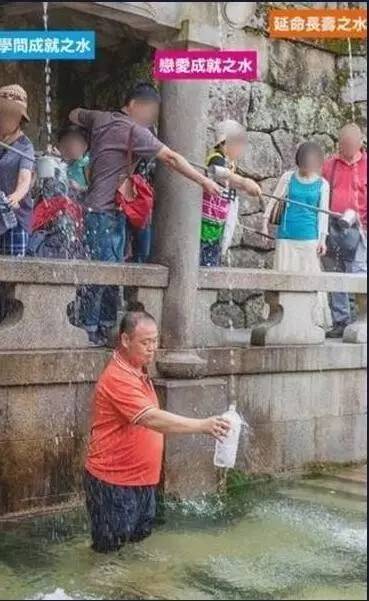 “疑似”中国游客被曝跳进日本名泉接水？