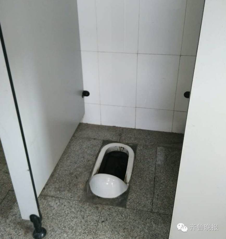 恰巧看到一女子抱着刚生下的孩子进厕所,因误以为女子抱着的是一个小
