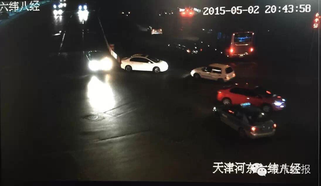 男子开“七手”夏利飙车 撞人后投案