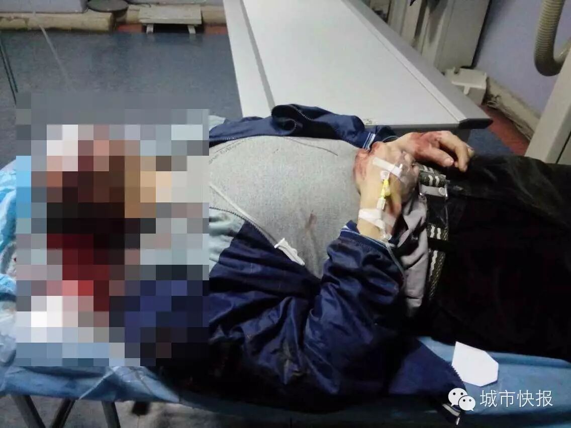 男子开“七手”夏利飙车 撞人后投案