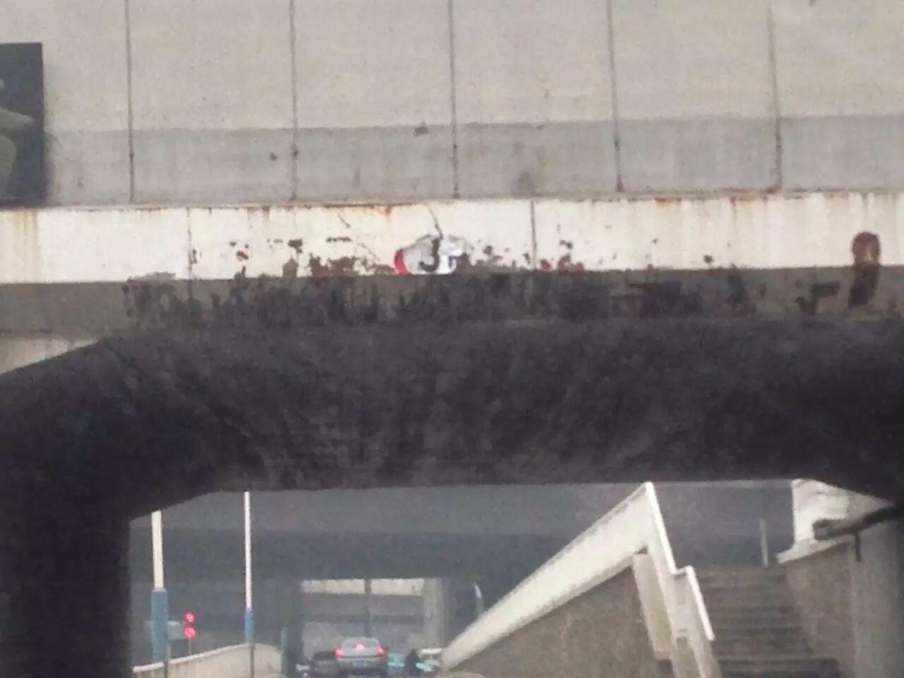 大巴卡在滨西立交桥下 记者现场调查原因