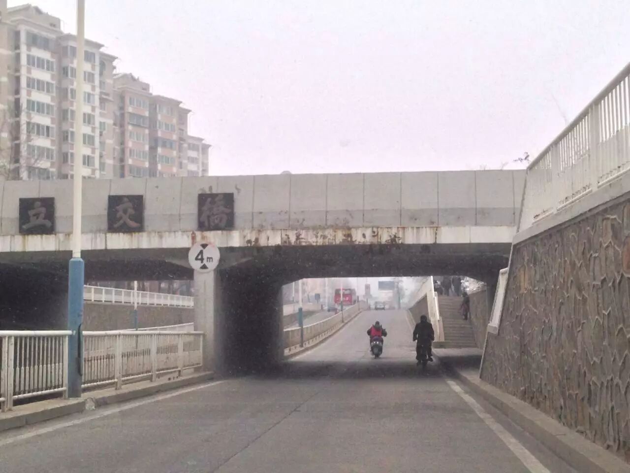 大巴卡在滨西立交桥下 记者现场调查原因