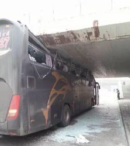 大巴卡在滨西立交桥下 记者现场调查原因