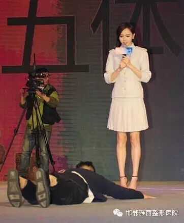 唐嫣遭粉丝趴地膜拜,成整容赢家