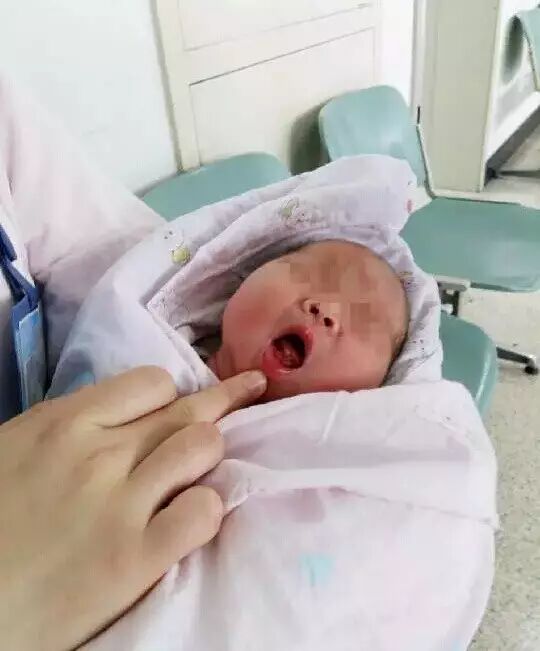 吓人!刚出生宝宝竟长了牙,医生10秒拔掉了它…怀孕时你们也在干这事!-怀孕期