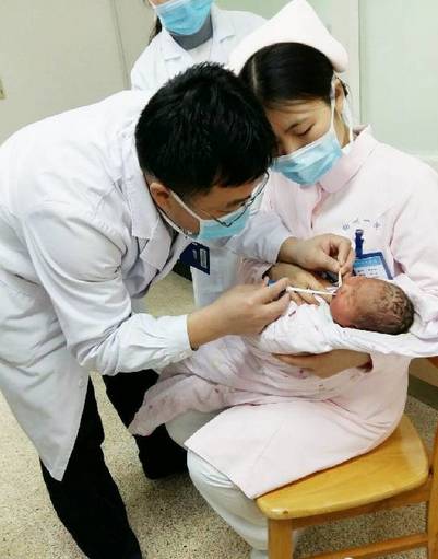 吓人!刚出生宝宝竟长了牙,医生10秒拔掉了它…怀孕时你们也在干这事!-怀孕期