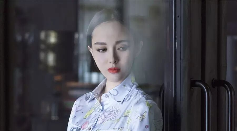 唐嫣  ＂羊绒衫也能走红毯?＂ ＂少女风穿出复古感!＂糖...