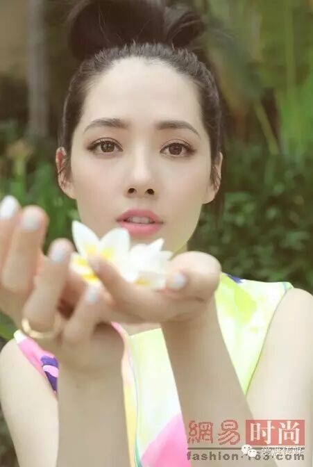 撩汉也撩妹!郭碧婷嘴角叼鲜花 网友流口水