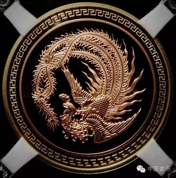 但是凤凰在本质上的品格更被引申为"百鸟朝凤","凤凰逐日","凤凰朝阳"