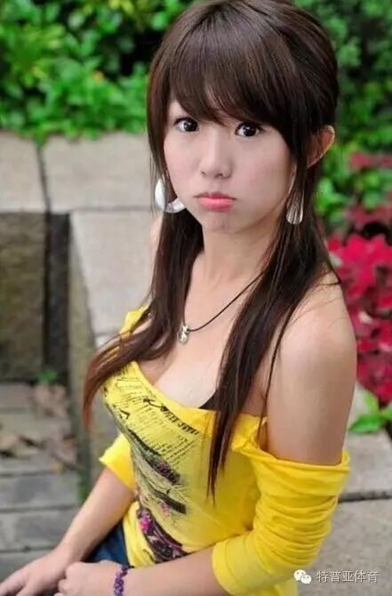 美女搞笑恶搞视频:瑶瑶打羽毛球师弟井柏然咸猪手袭胸