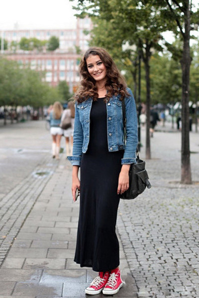 秋季女神穿衣搭配：牛仔外套配长裙美翻天