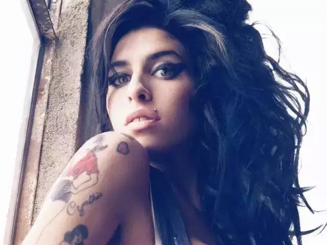 毒后Amy Winehouse的一生就是被两个渣男坑到死!