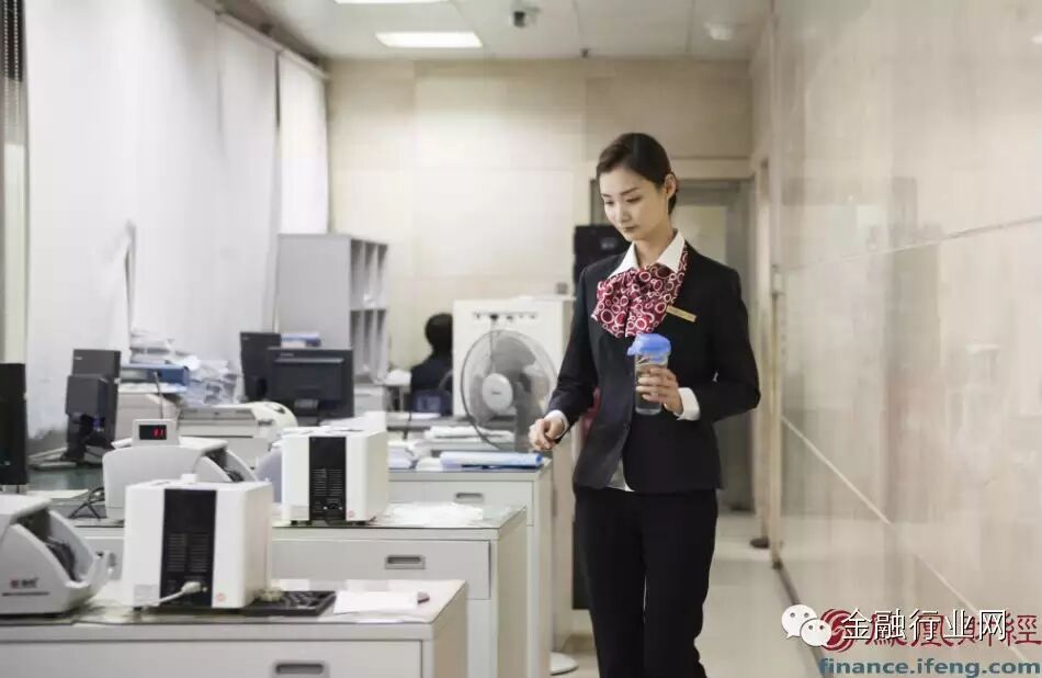转载>揭秘90后美女银行员工的一天