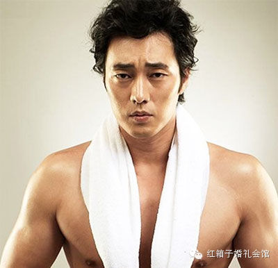 近日,超人气男星苏志燮为某男性时尚杂志拍摄了一组写真