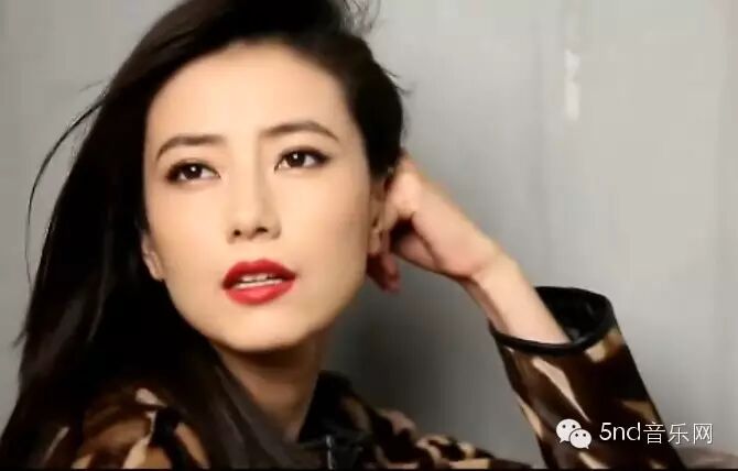 只关注迪丽热巴的颜值? 没想到她的腿也这么有料