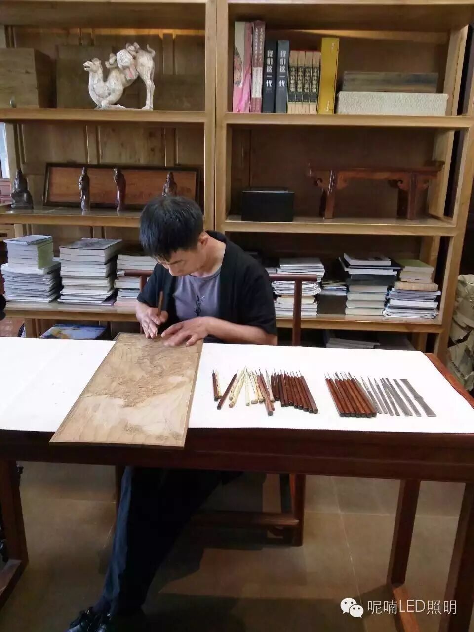 《薄浮雕》艺术大书发布 灯光照明联姻浮雕艺术