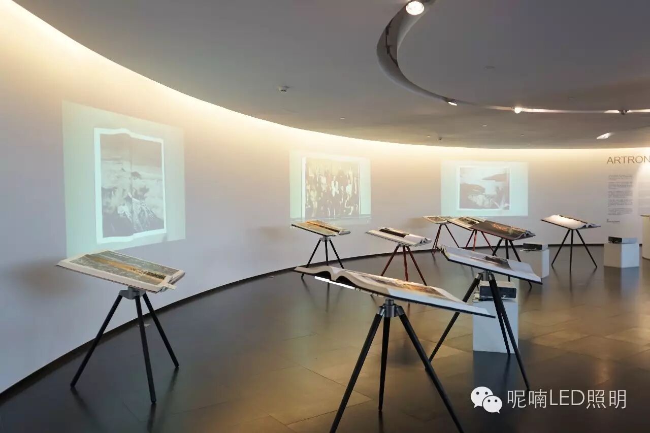 《薄浮雕》艺术大书发布 灯光照明联姻浮雕艺术