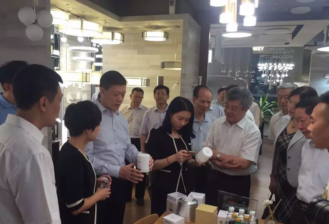 深圳政协主席莅临新特丽古镇店 为自主创新及品质服务点赞