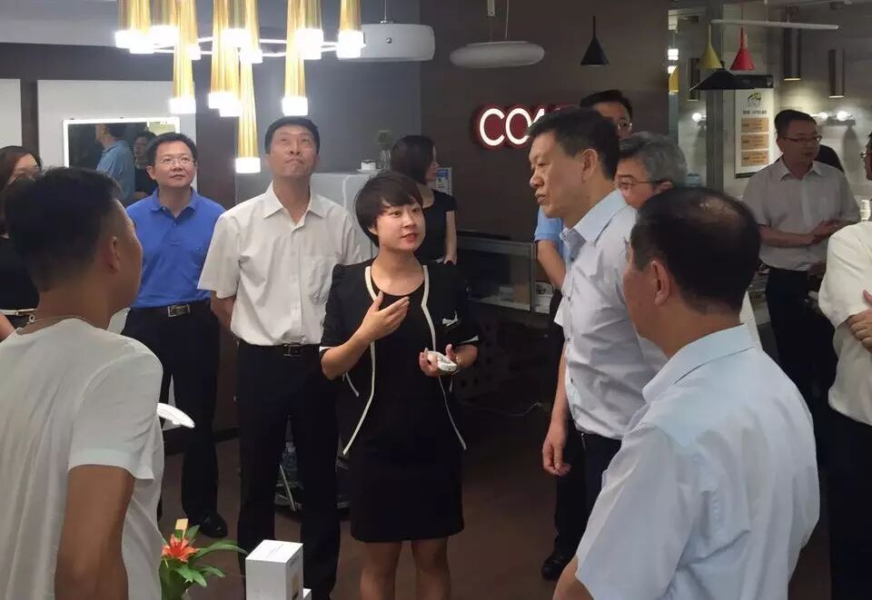 深圳政协主席莅临新特丽古镇店 为自主创新及品质服务点赞