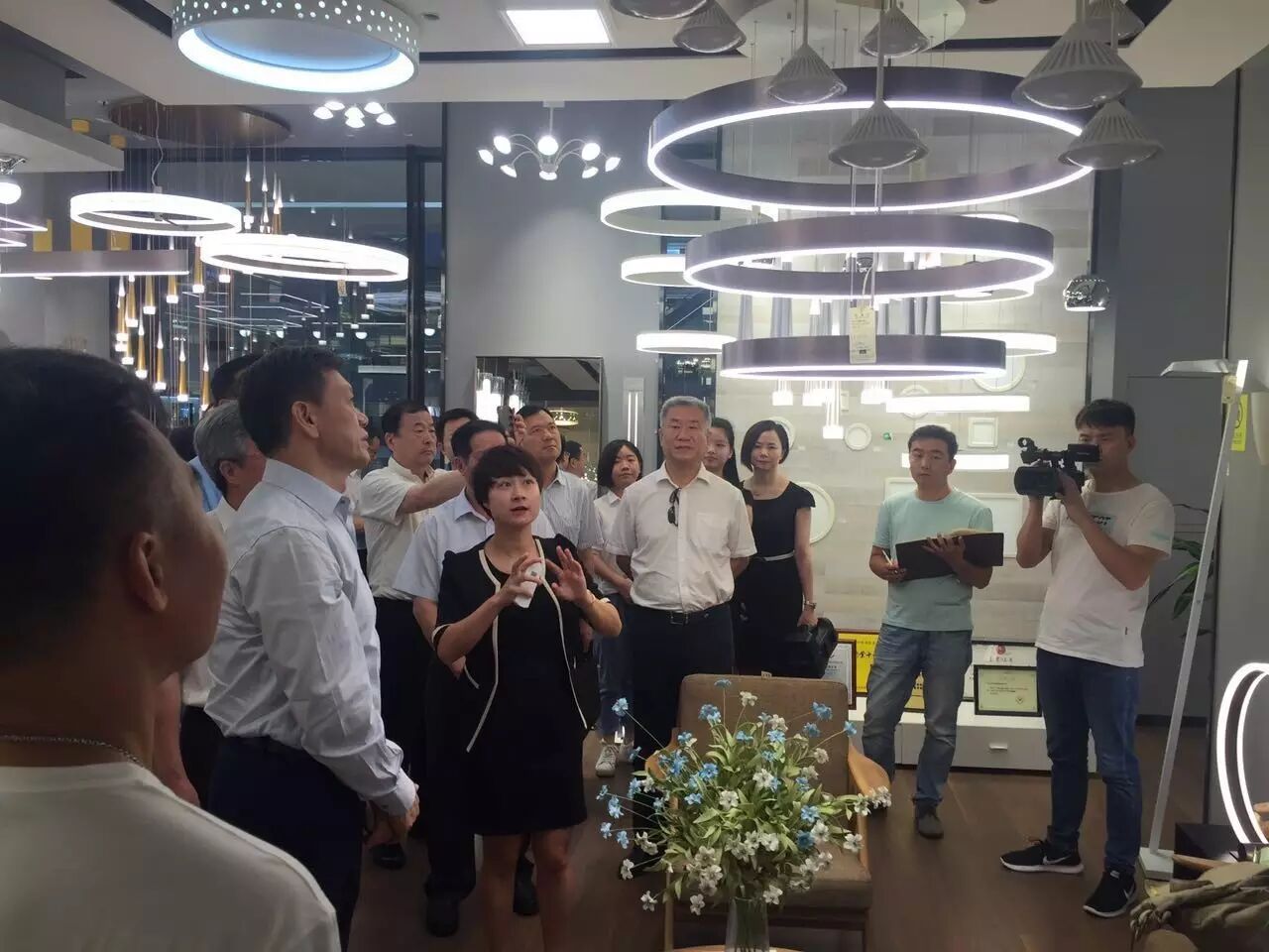 深圳政协主席莅临新特丽古镇店 为自主创新及品质服务点赞