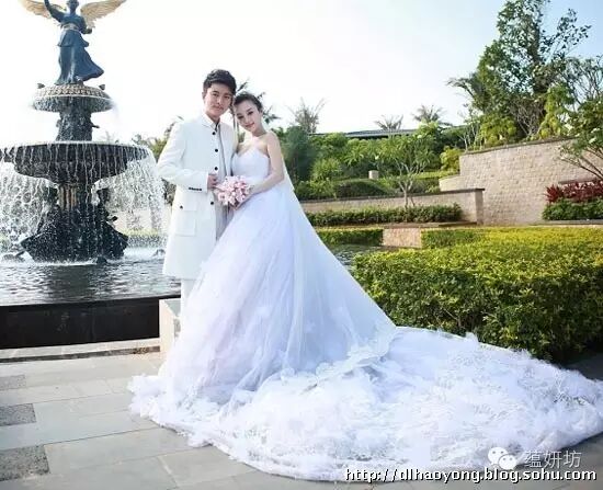 贾乃亮化身暖男拍卖师 短信林心如预约喝喜酒