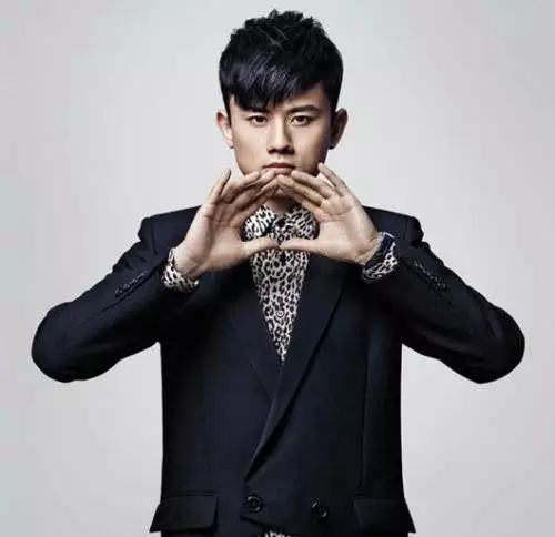 张杰的女人生日快乐!\(//∇//)