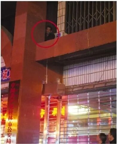 桂林出人才!一男子夜爬公安局大门!竟是因为怕挨打687 / 作者:额外听歌 / 帖子ID:159034 桂林出人才!一男子夜爬公安局大门!竟是因为怕挨打687 / 作者:额外听歌 / 帖子ID:159034