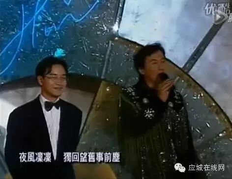 张国荣在许冠杰退役演唱会上的合唱,二人歌声宛若天籁,...