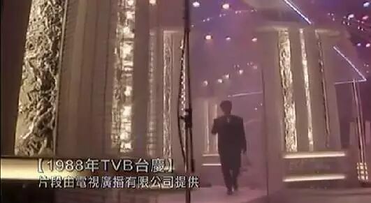 张国荣现场演唱粤语版《大约在冬季》,迷人的眼神让人醉