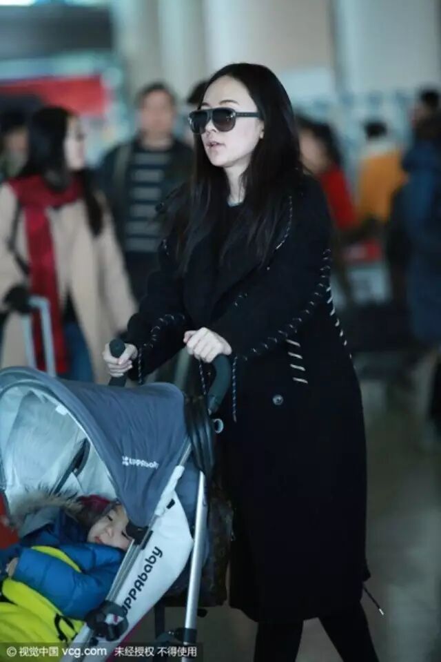 霍思燕携儿子现身 嗯哼躺车中做安静美男