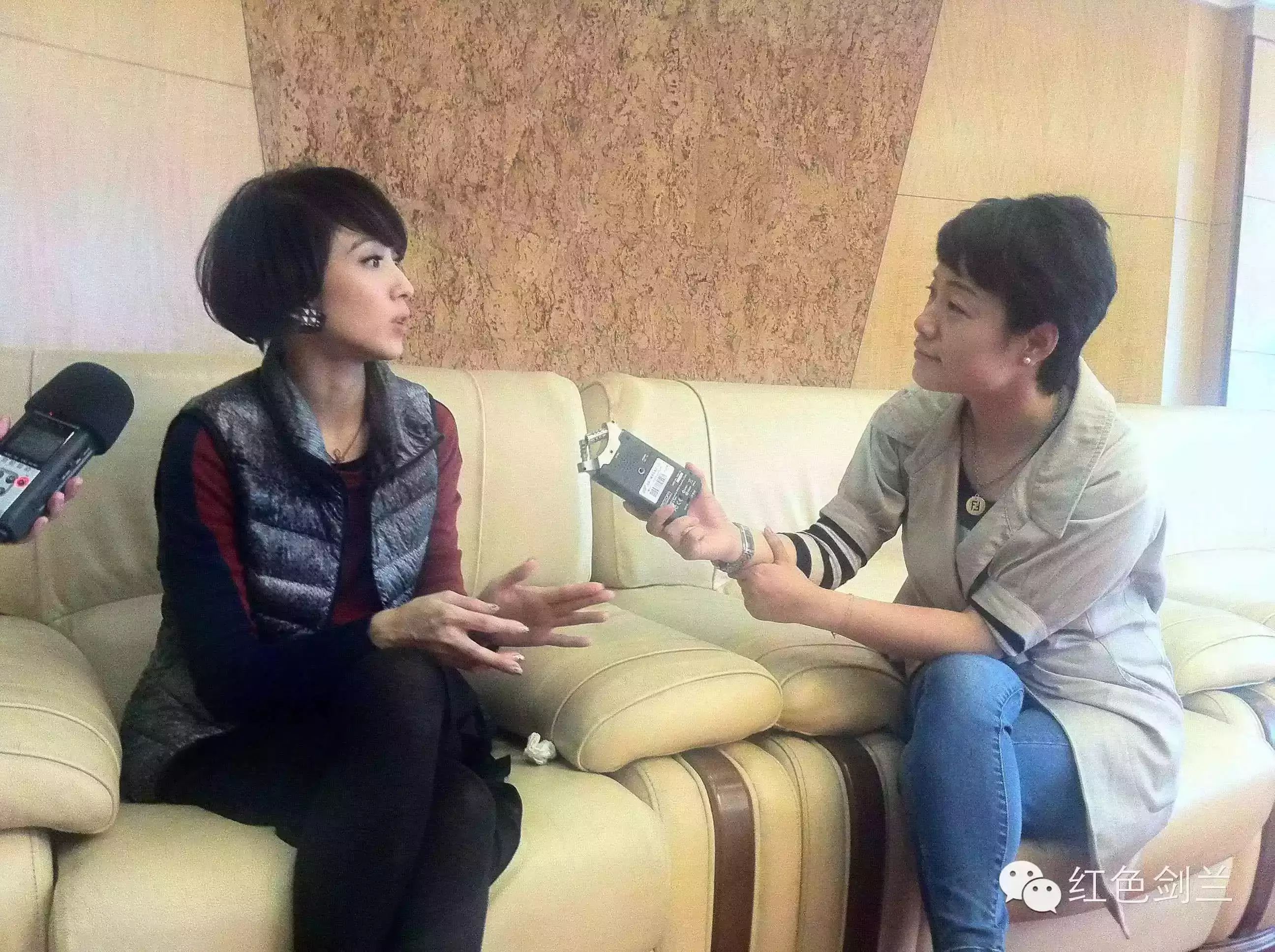 看我和戴佩妮的合照,听《怎样》哦!