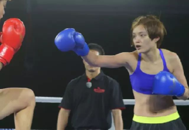 格斗女神完整版:散打冠军飞踹拳坛李宇春 脸部险被踢花