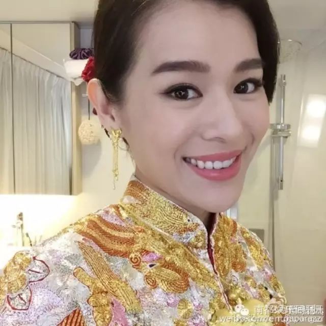 胡杏儿今日大婚 穿“喜服”开心甜笑