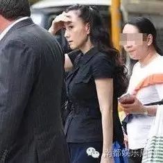 李连杰54岁妻子利智罕见曝光 前凸后翘身材如昔!