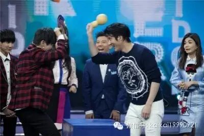 TFBOYS嗨唱《五环之歌》 王力宏演摇滚《忐忑》