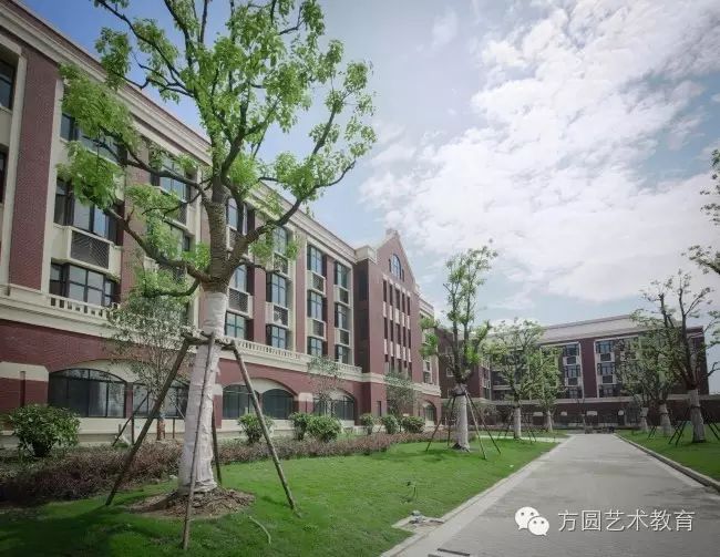 学校资助政策详见《上海建桥学院学生手册》.