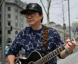 他是现代流行曲鼻祖,与李小龙关系密切,曾两度复出至今...