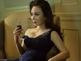 这不是愚人节玩笑 她原来这么性感 林志玲和她比显得大大...
