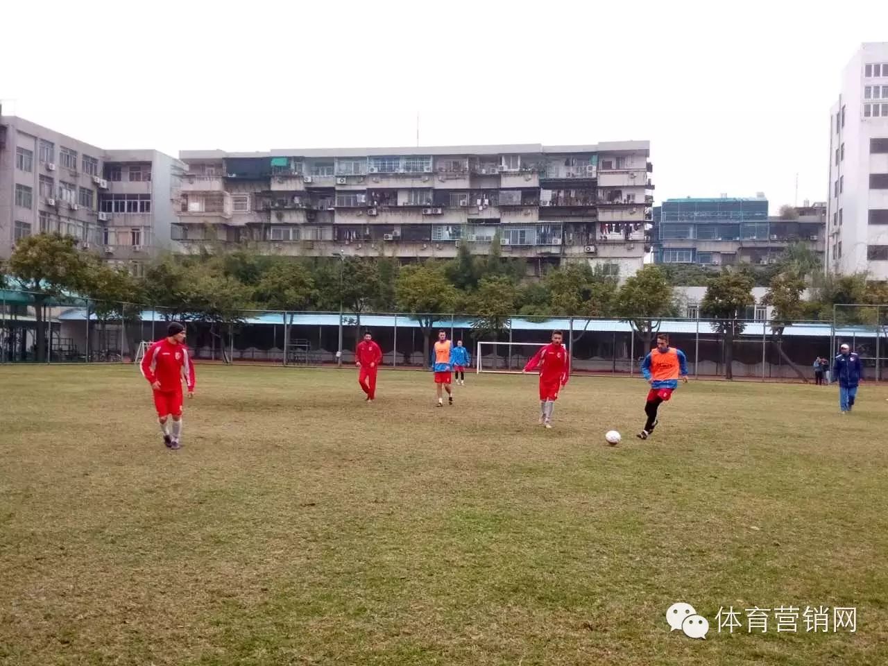 而漫天雨水下汕头市体育局本想着让塞尔维亚球队取消训练安排休息.