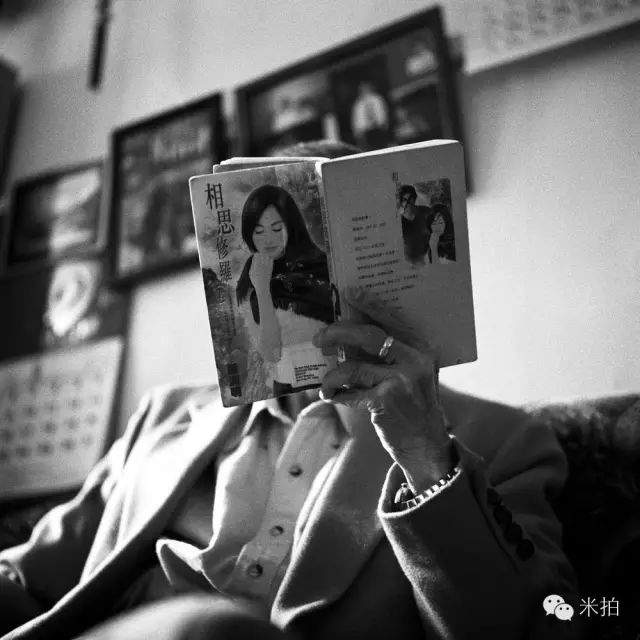 清晰地记录了许安荣爷爷从诊断出喉癌到去世的四年时光,照片都是黑白