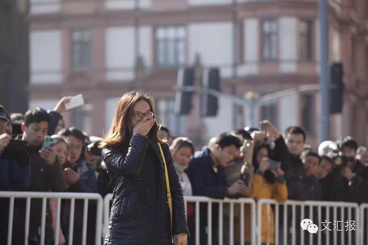 乌克兰总统哀悼俄空袭中遇难民众_凤凰网视频_凤凰网