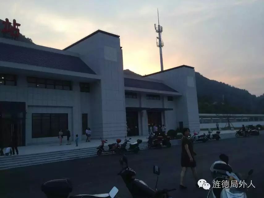 【旌德乡土新闻】即将投入使用的旌德高铁站成了县城新景点 昨天傍晚