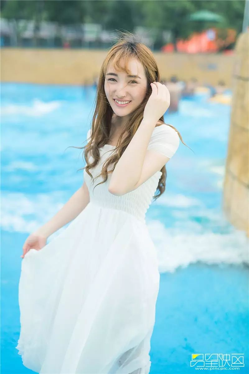 楚美人 泳池边的性感姑娘