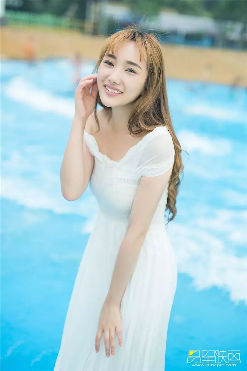 楚美人 泳池边的性感姑娘