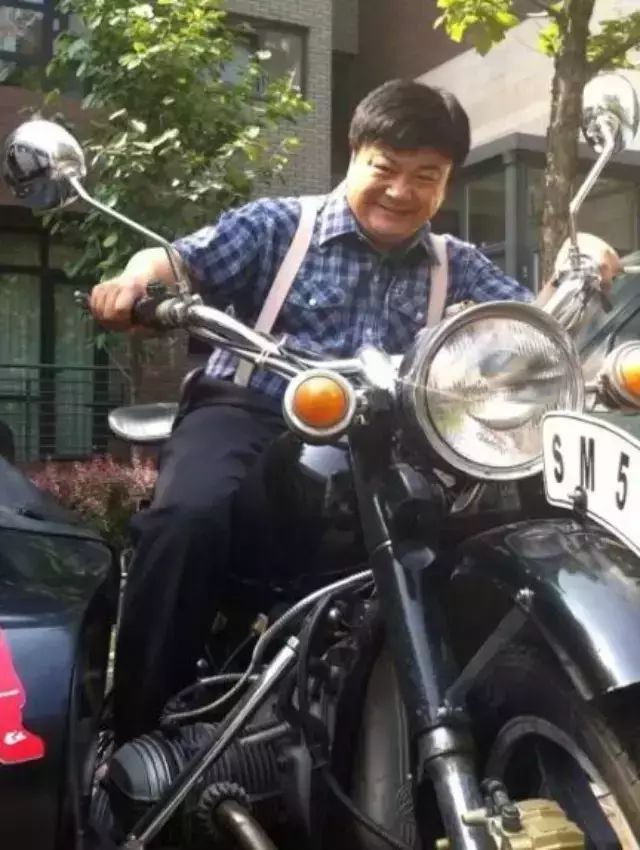 人物志:洪剑涛晒超炫个人定制摩托车