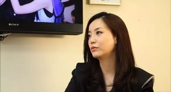 她是娱乐圈最美经纪人,一人搞定了谢霆锋陈伟霆!